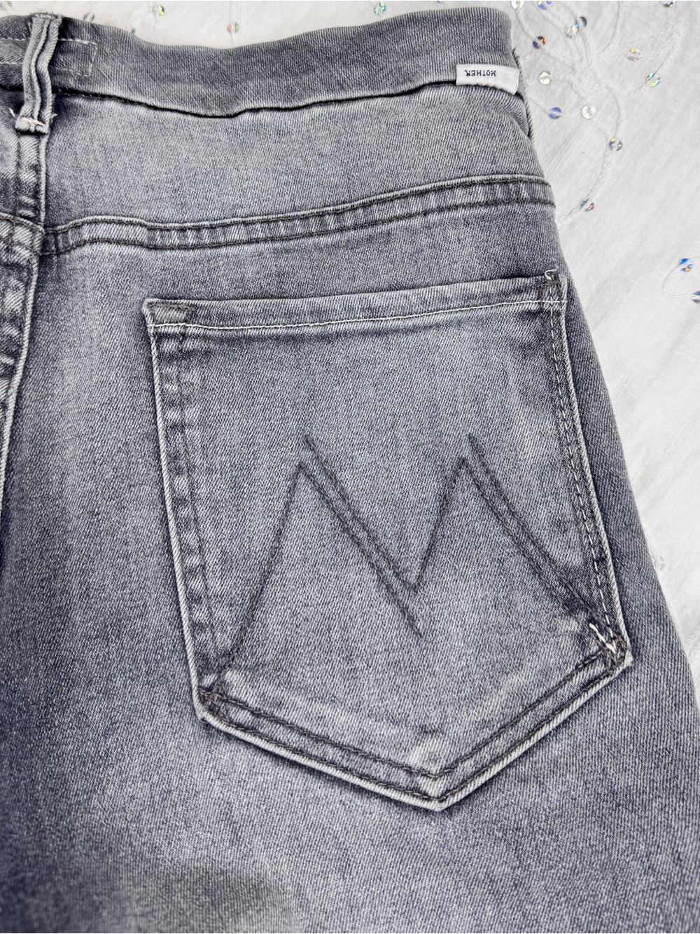MOTHER High Waister “Looker Ankle Fray” in Huntress Washed Gray-Black Size 31 - Picture 3 of 9